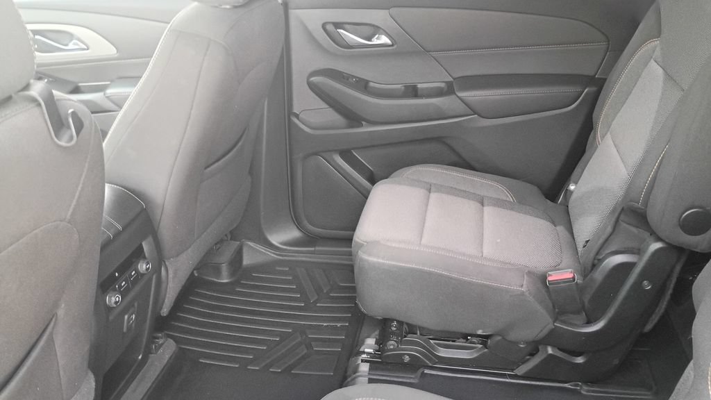 Used 2020 Chevrolet Traverse LT FWD image 19