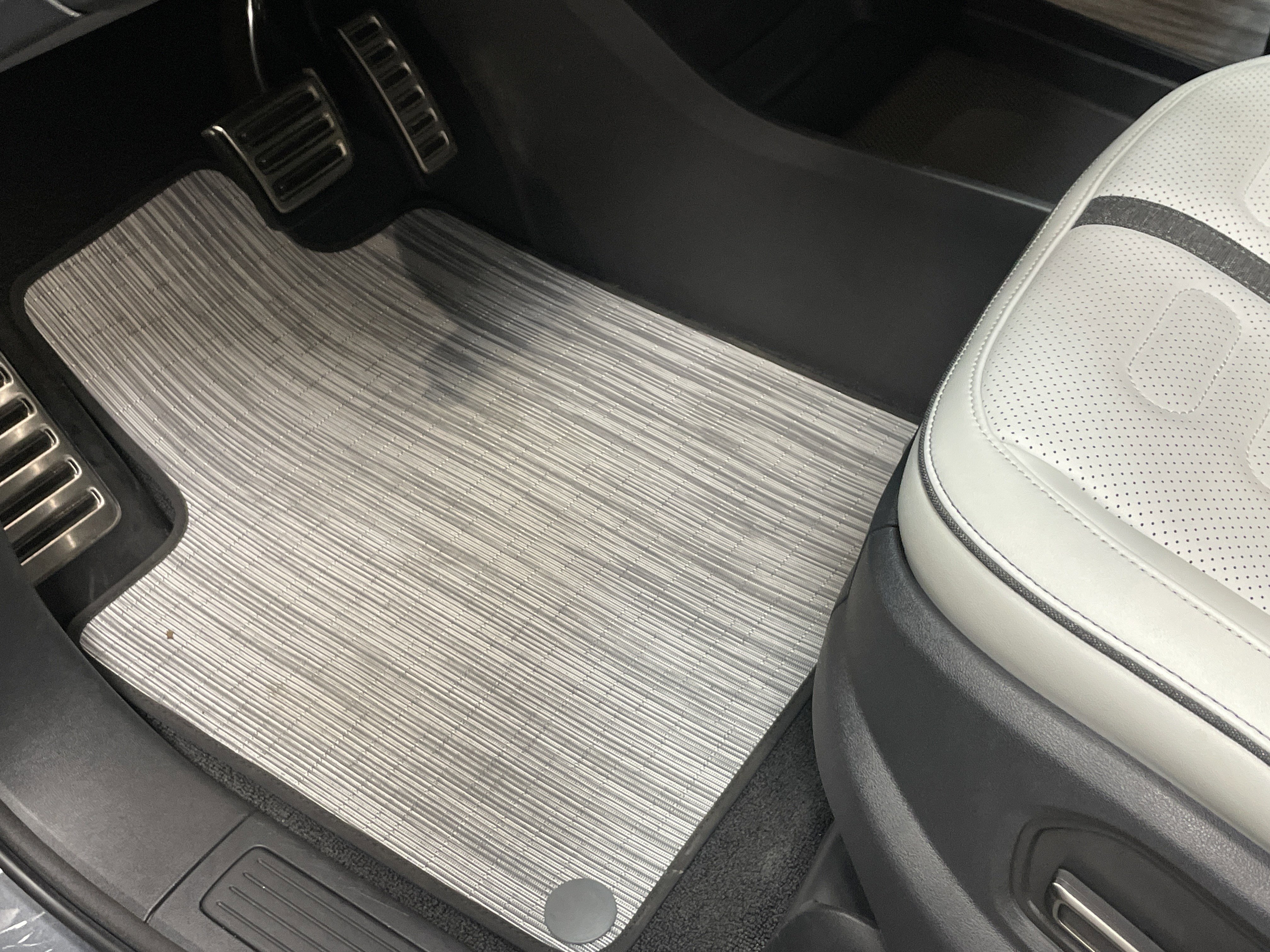 Used 2024 Rivian R1S Adventure image 17