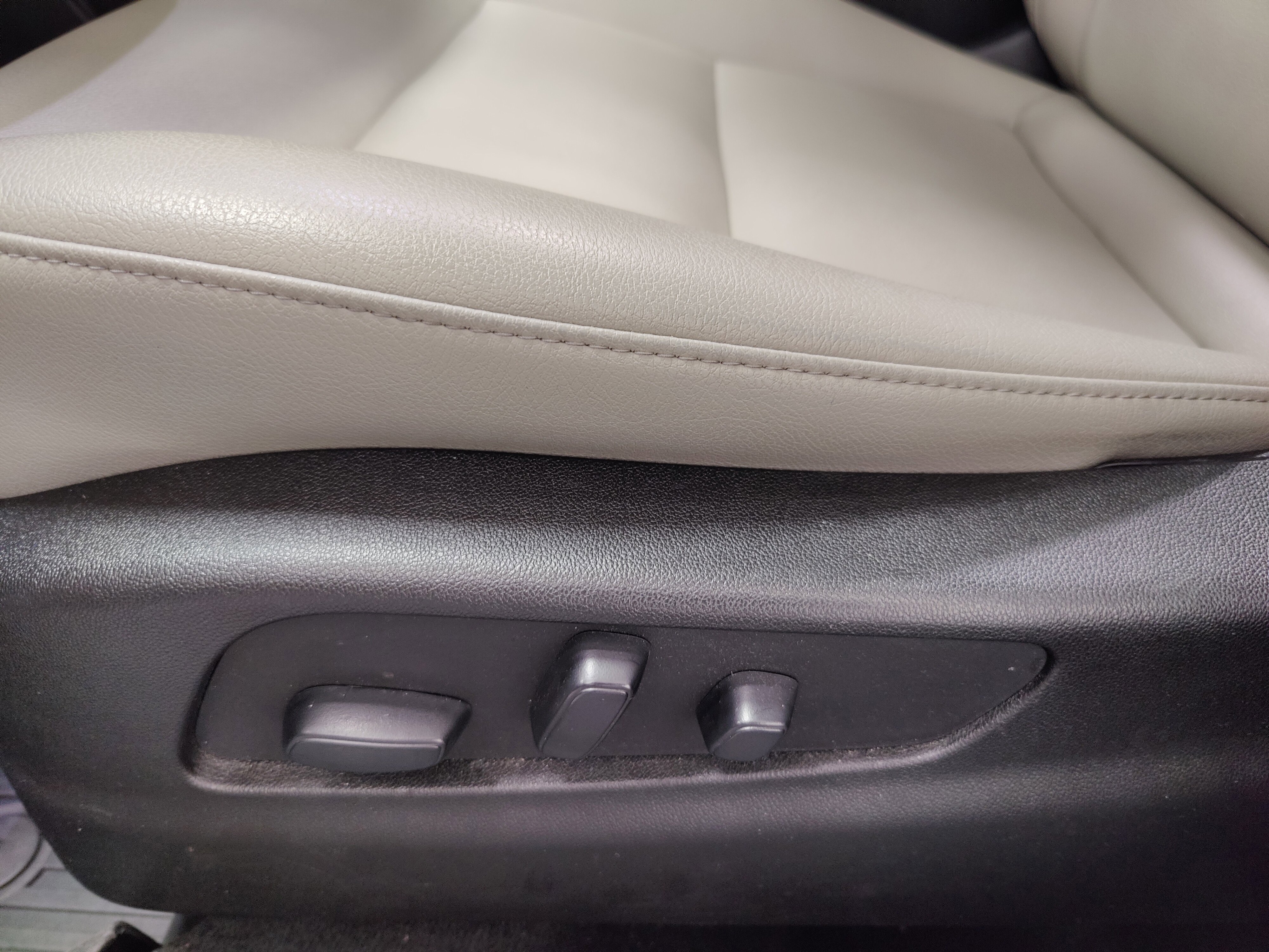 Used 2021 Cadillac XT4 Luxury w/ Cold Weather Package AWD/4WD image 16