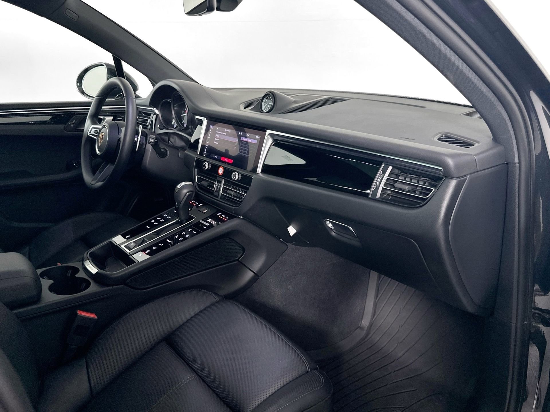 Certified 2025 Porsche Macan image 29