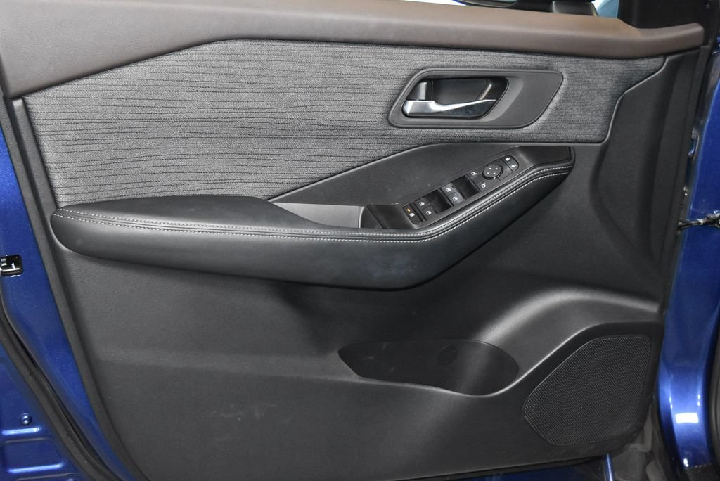 Used 2023 Nissan Rogue SV FWD image 4