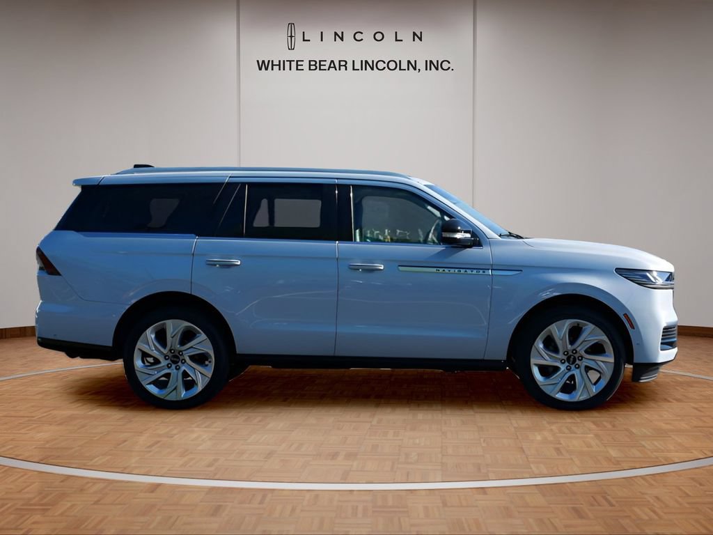 Used 2025 Lincoln Navigator Reserve AWD/4WD image 4