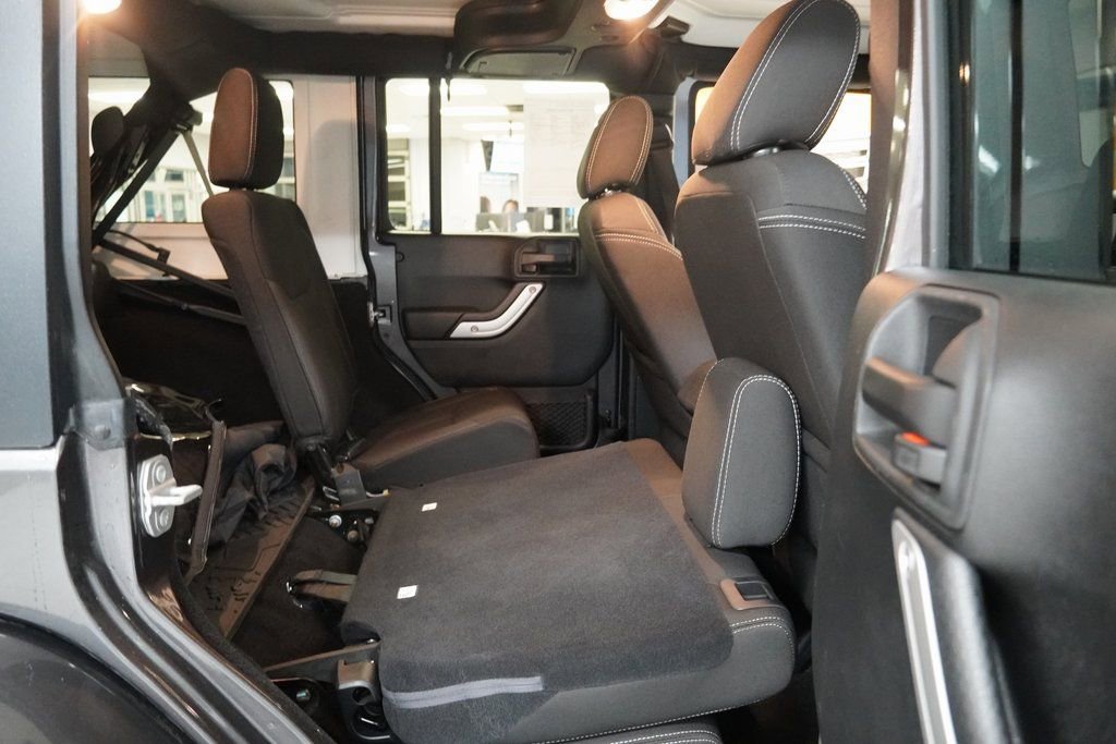 Used 2016 Jeep Wrangler Unlimited Sahara w/ Connectivity Group image 29