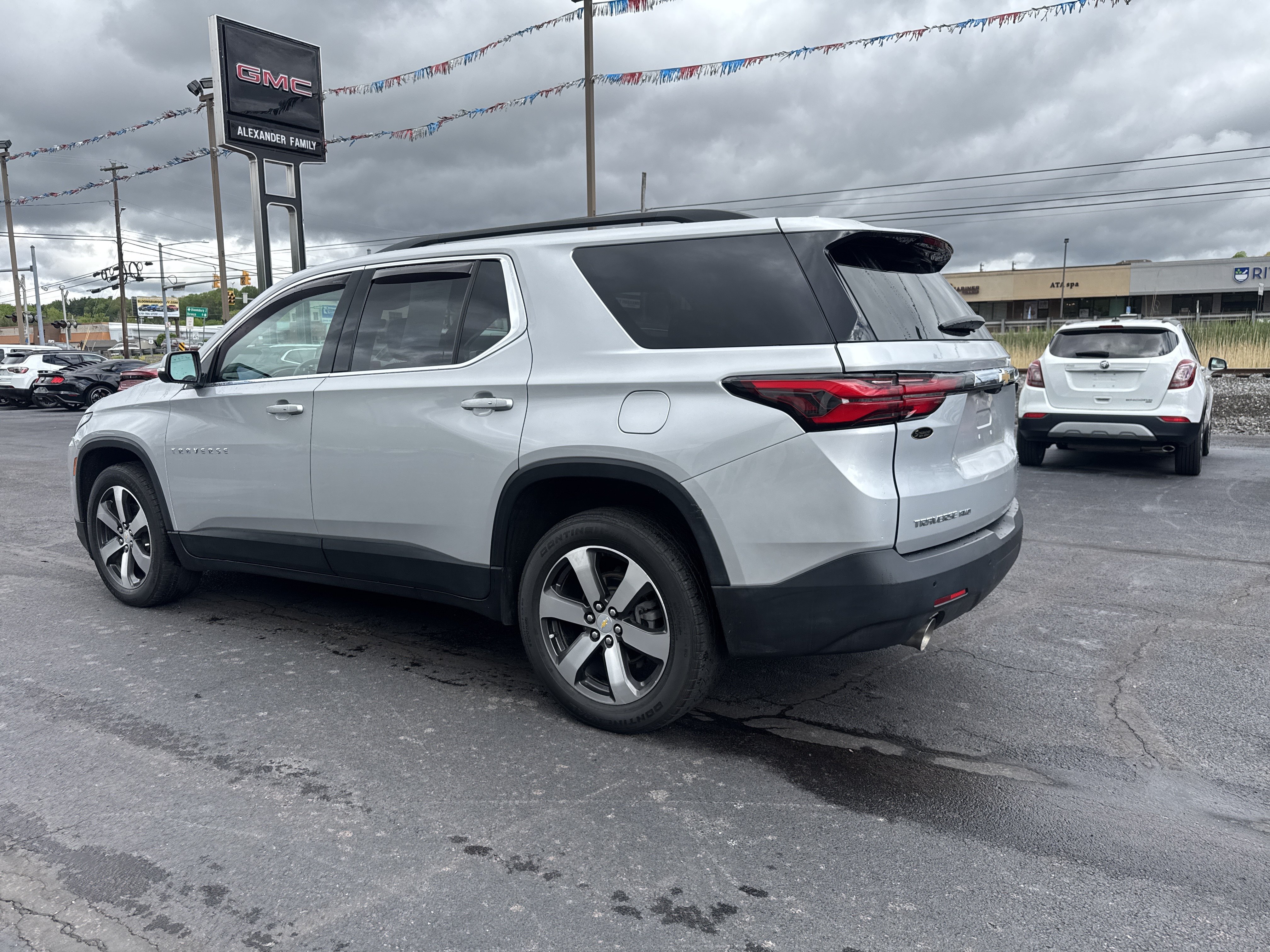 Used 2022 Chevrolet Traverse LT w/ LT Premium Package AWD/4WD image 6