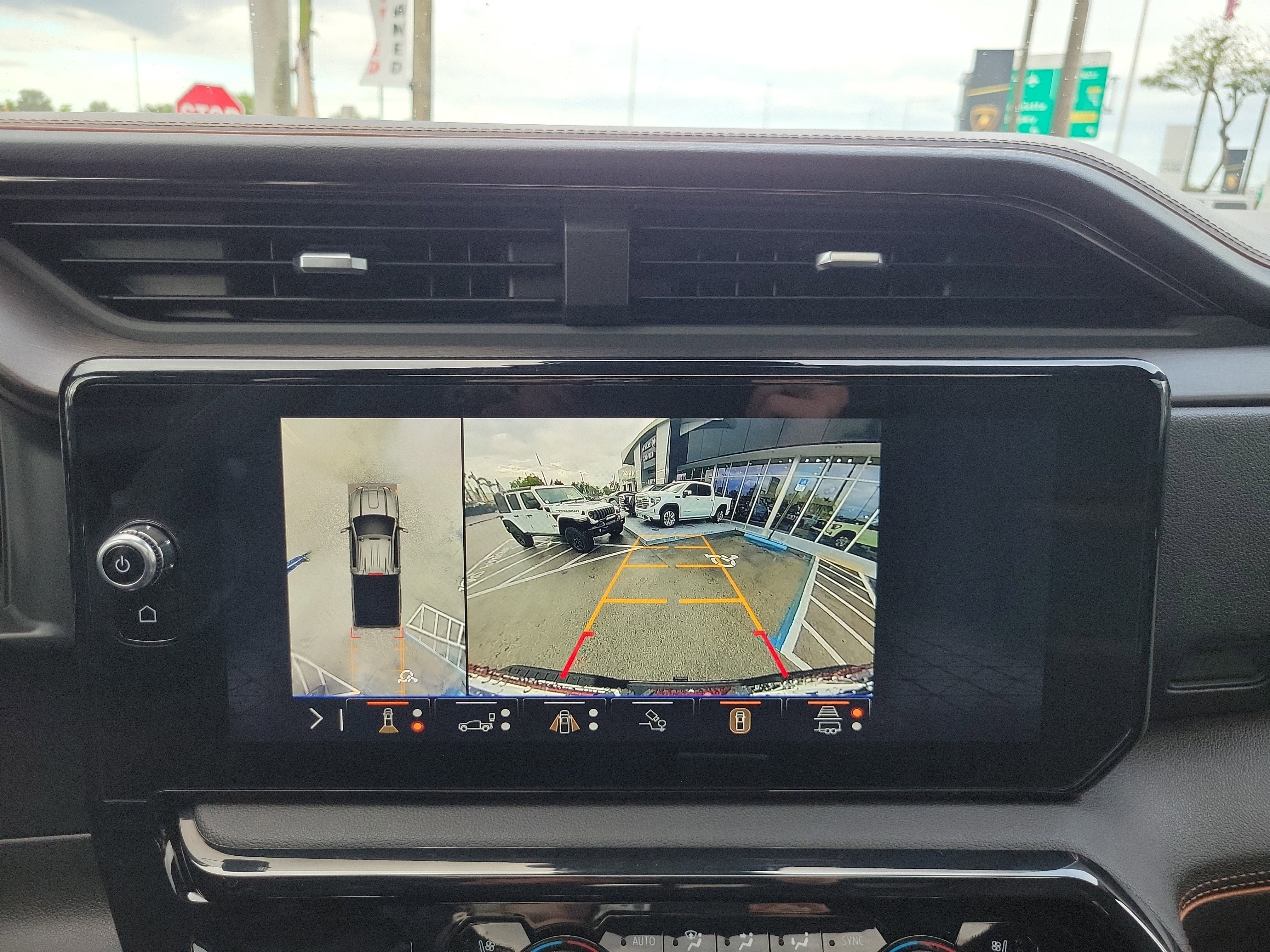 Used 2025 GMC Sierra 2500 AT4 w/ AT4 Premium Plus Package AWD/4WD image 11