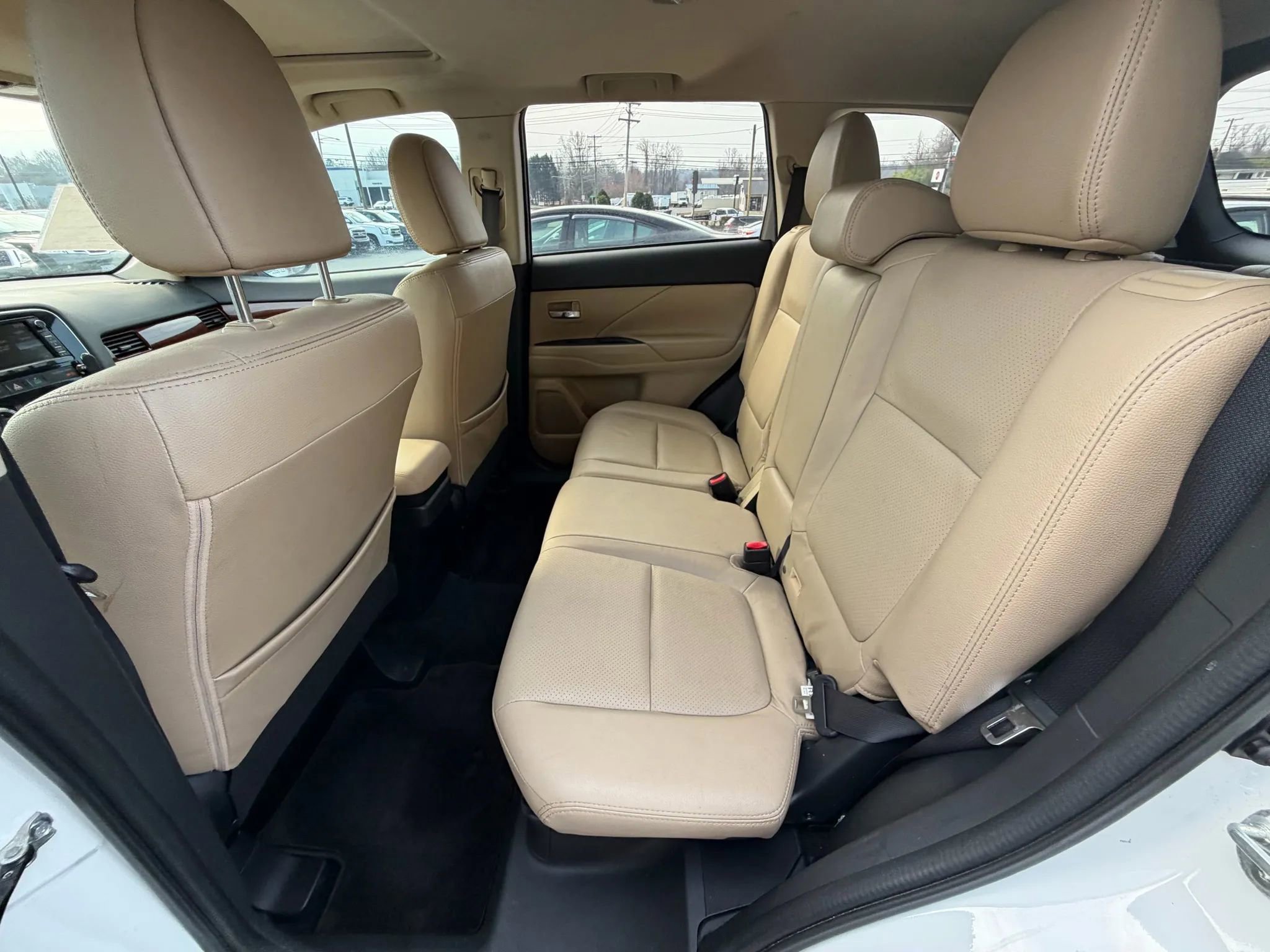 Used 2015 Mitsubishi Outlander SE image 16