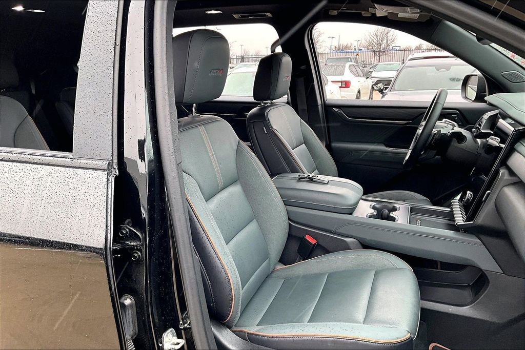 Used 2024 GMC Acadia AT4 w/ Luxury Package image 11