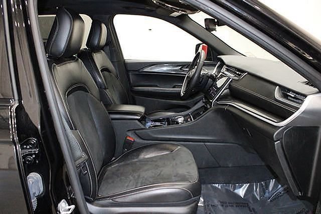 Used 2023 Jeep Grand Cherokee Altitude image 8