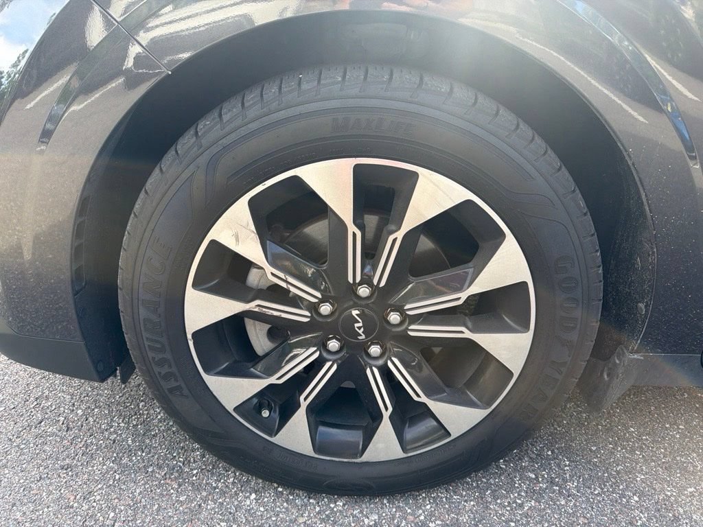 Certified 2023 Kia Carnival EX FWD image 26