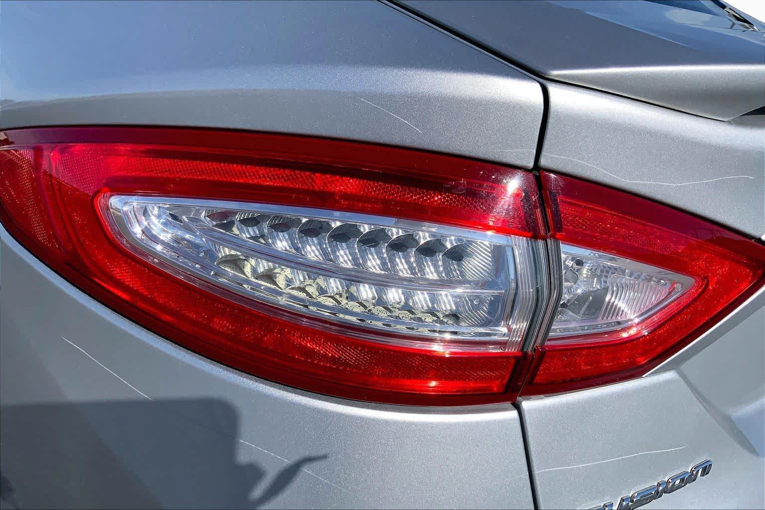 Used 2015 Ford Fusion SE FWD image 28