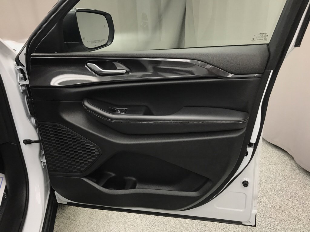 Used 2023 Jeep Grand Cherokee L Laredo w/ Luxury Tech Group I AWD/4WD image 18