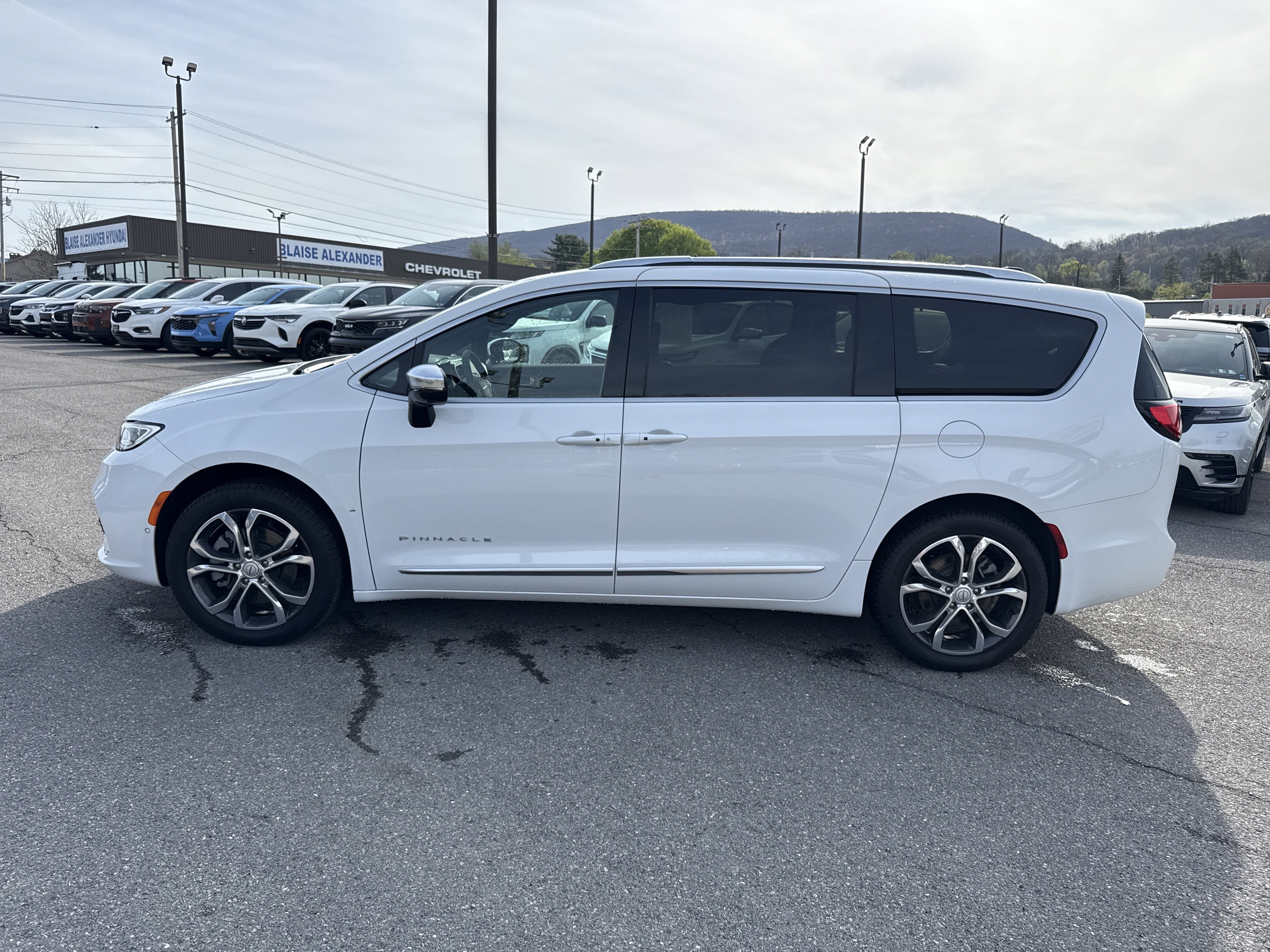 Used 2026 Chrysler Pacifica Pinnacle AWD/4WD image 7