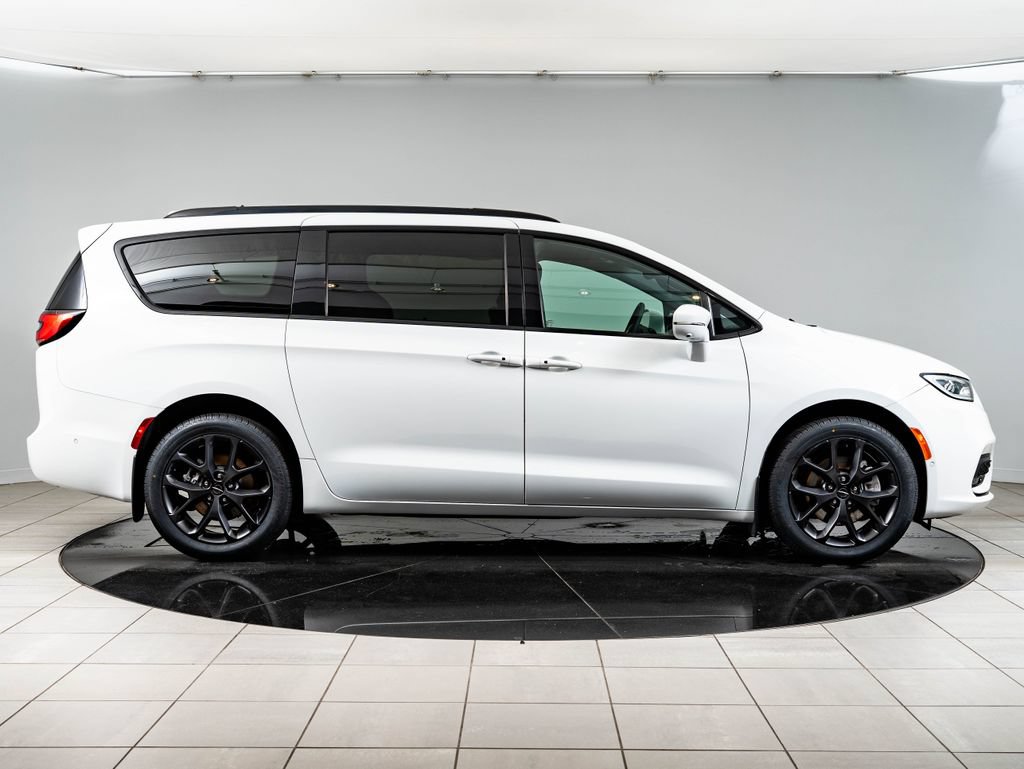 Used 2022 Chrysler Pacifica Limited w/ Uconnect Theater Family Group AWD/4WD image 11