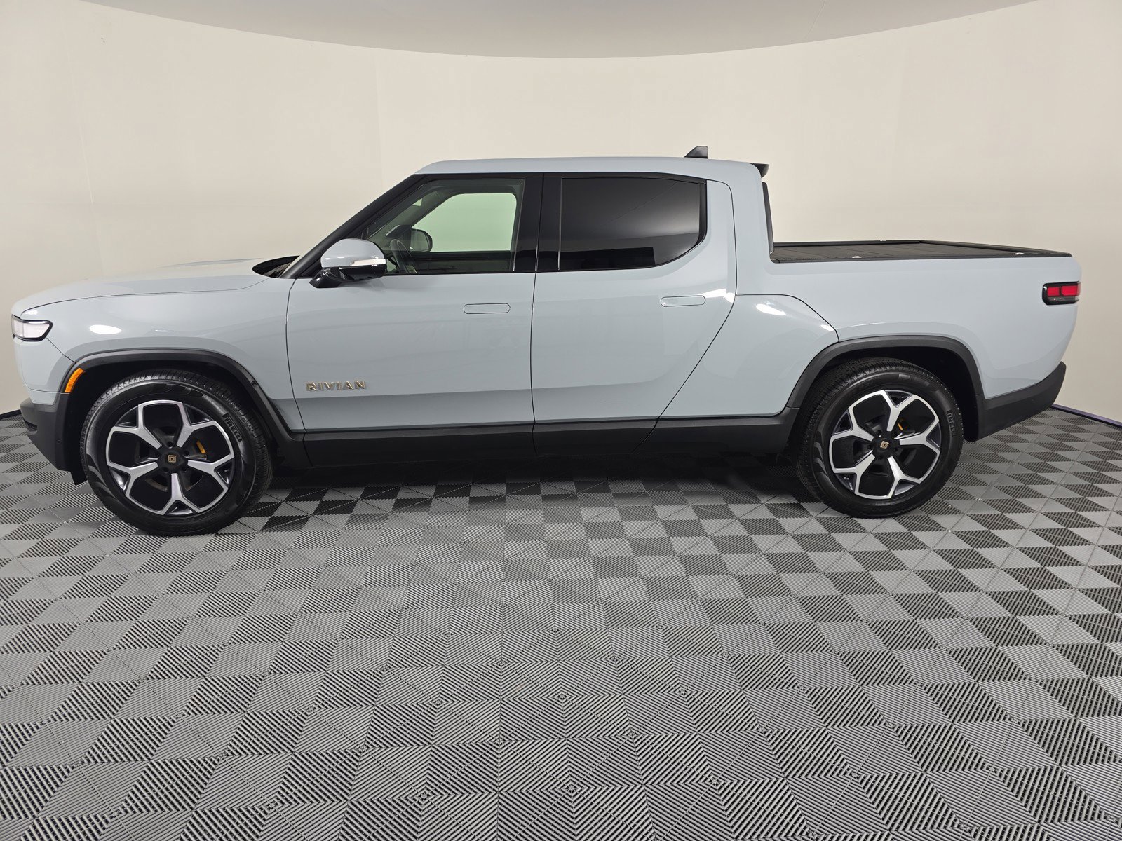 Used 2022 Rivian R1T Adventure image 2