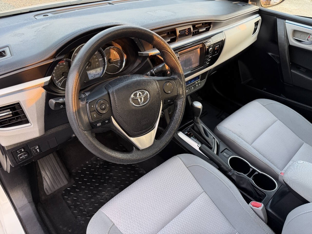 Used 2014 Toyota Corolla LE FWD image 16
