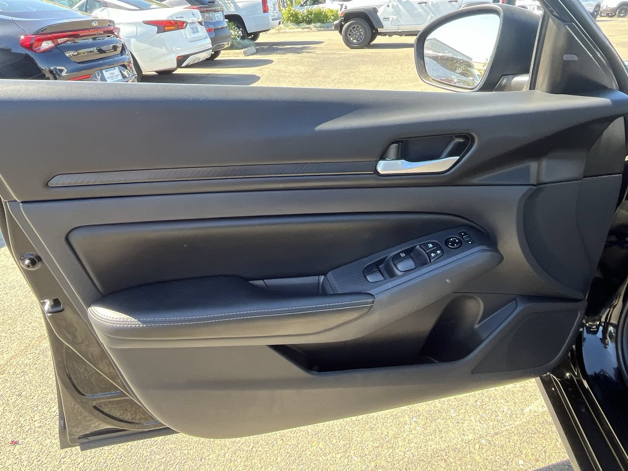 Used 2025 Nissan Altima 2.5 SV FWD image 19
