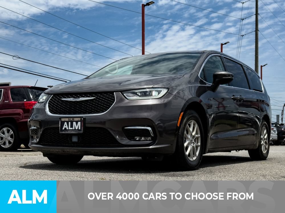 Used 2023 Chrysler Pacifica Touring-L FWD image 2