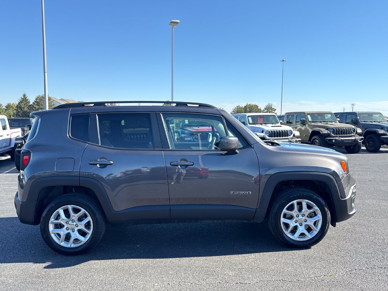 Used 2016 Jeep Renegade Latitude AWD/4WD image 2