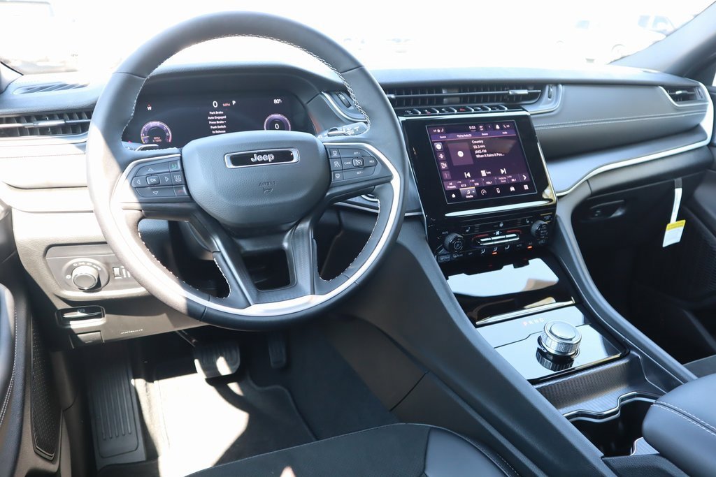 New 2025 Jeep Grand Cherokee L Altitude image 2
