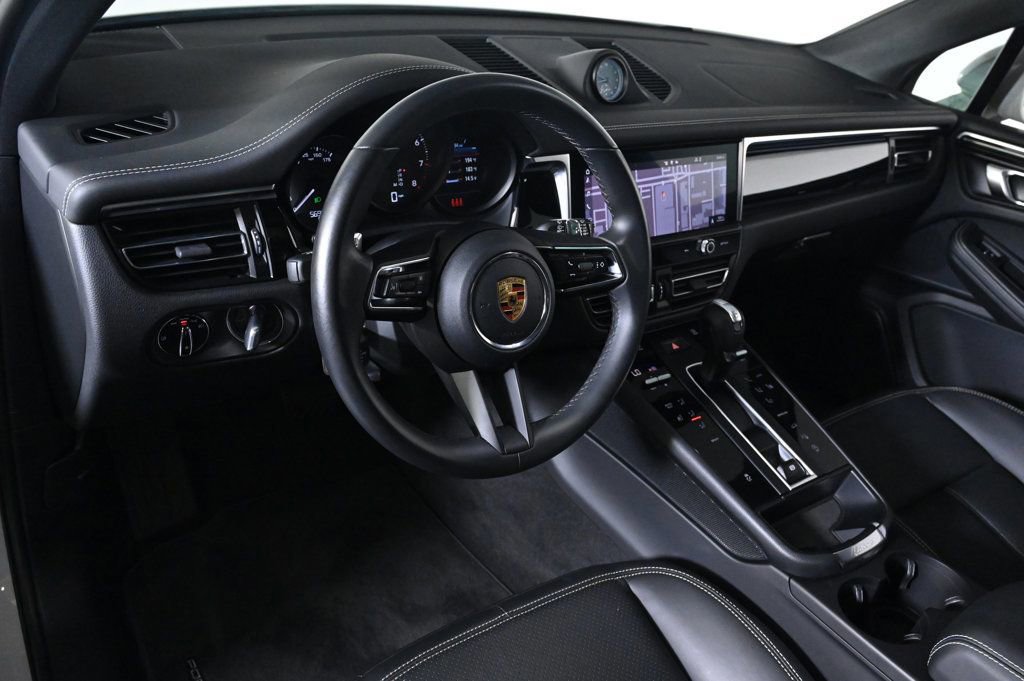 Certified 2023 Porsche Macan image 4