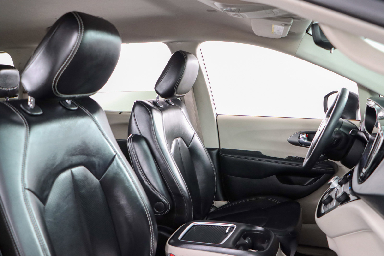 Used 2023 Chrysler Pacifica Touring-L FWD image 27