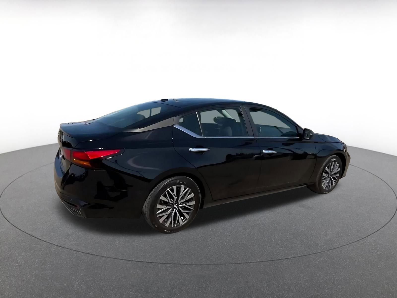 Used 2025 Nissan Altima 2.5 SV FWD image 15