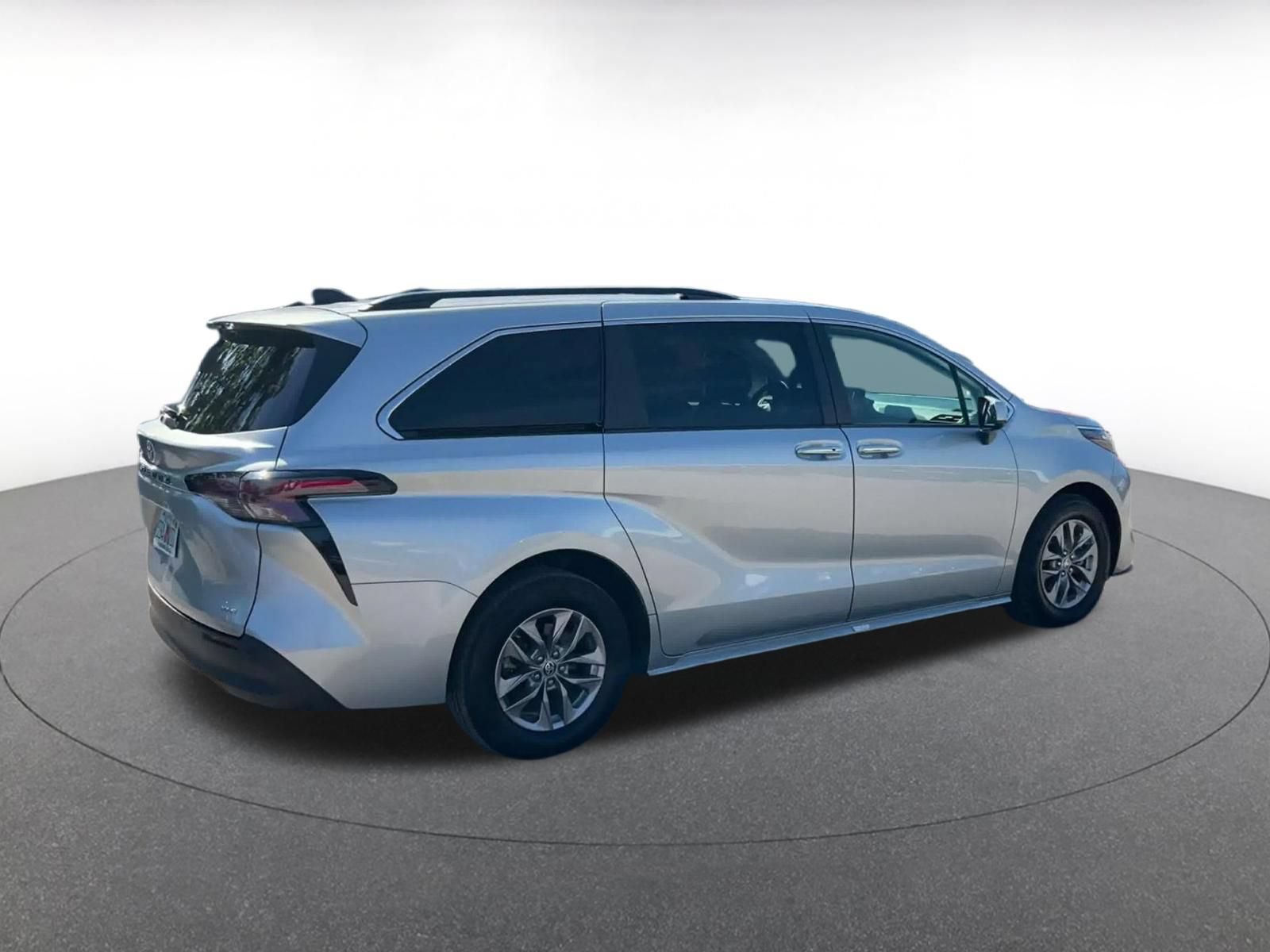 Used 2025 Toyota Sienna XLE FWD image 14