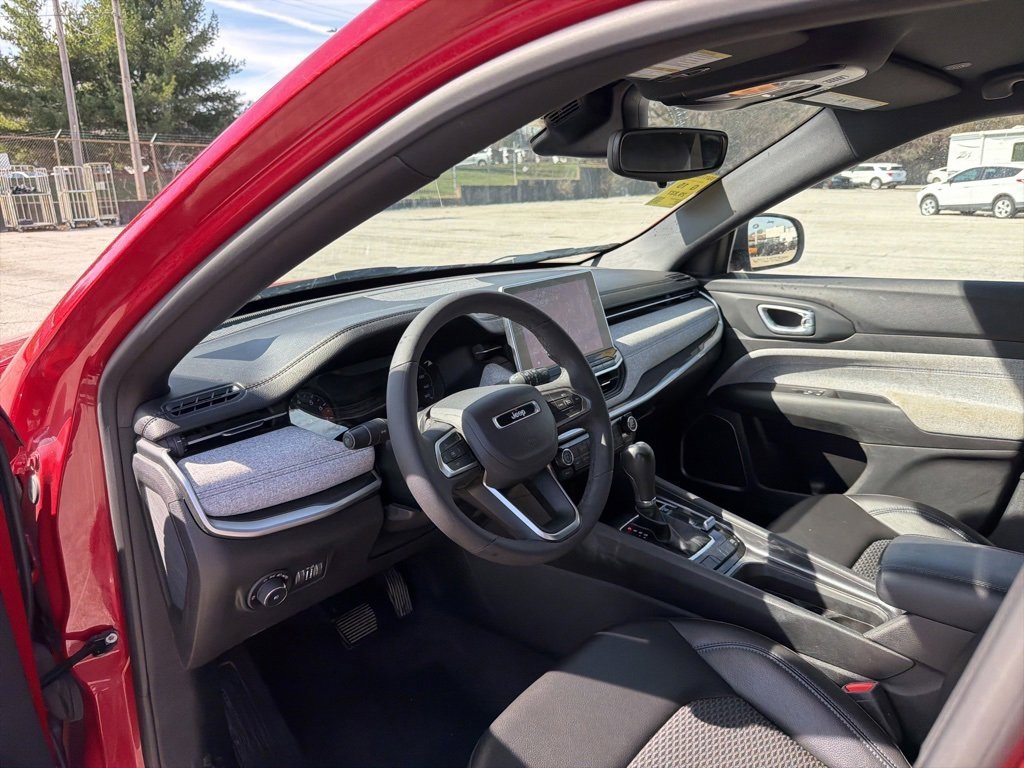 Used 2023 Jeep Compass Latitude image 12