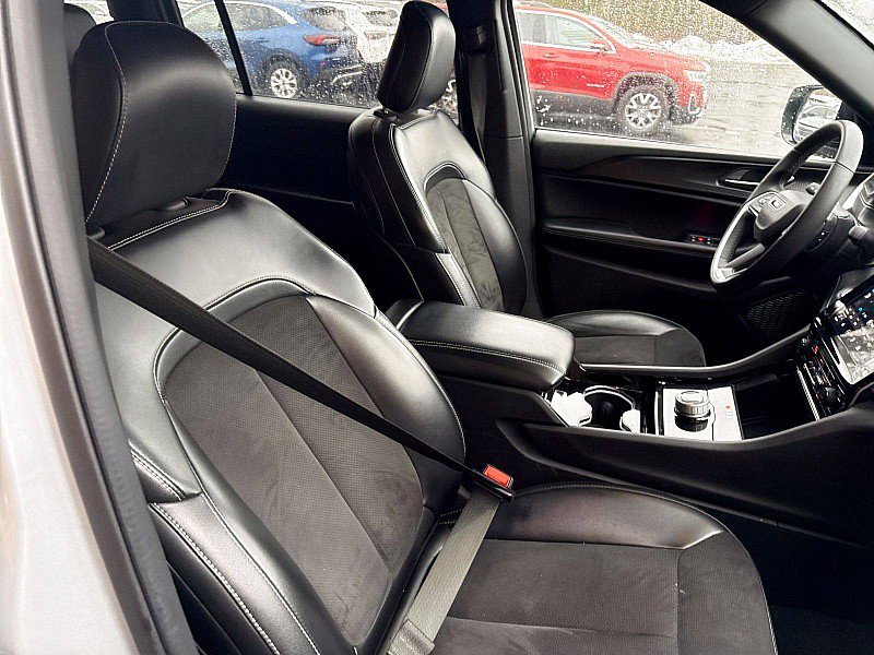 Used 2023 Jeep Grand Cherokee L Laredo image 16