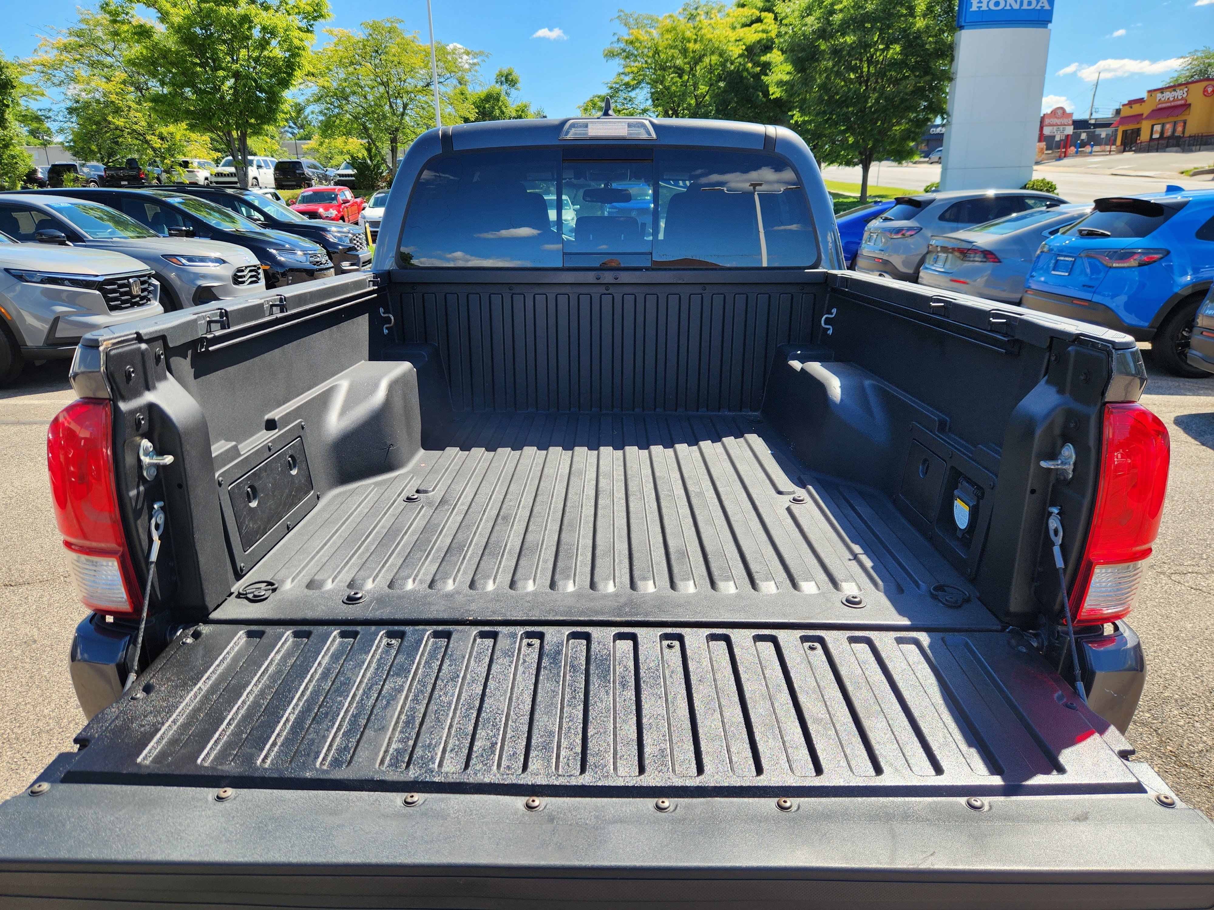 Used 2017 Toyota Tacoma TRD Sport w/ Tow Package (A/T) AWD/4WD image 19