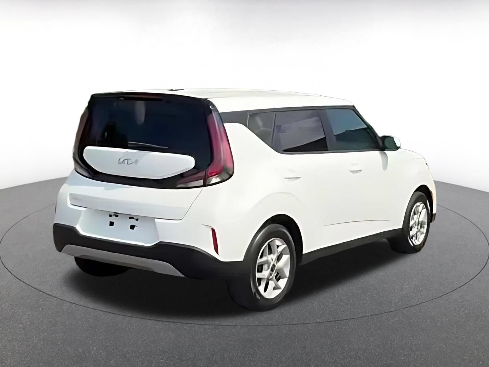 Used 2025 Kia Soul LX w/ LX Technology Package FWD image 13