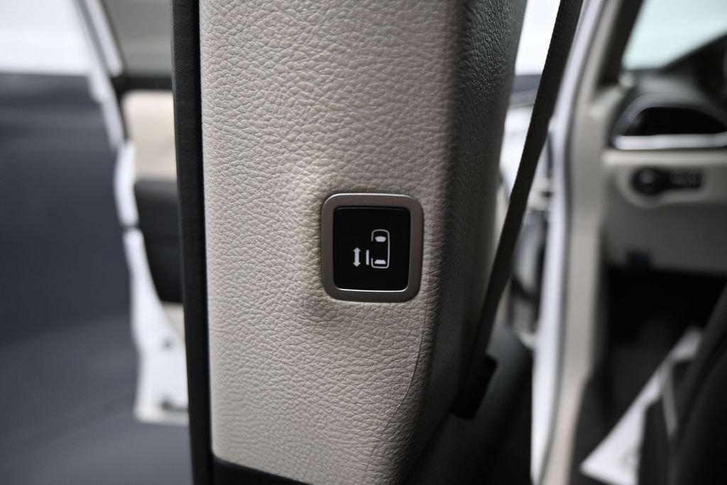 Used 2024 Chrysler Pacifica Limited w/ Uconnect Theater Family Group FWD image 32
