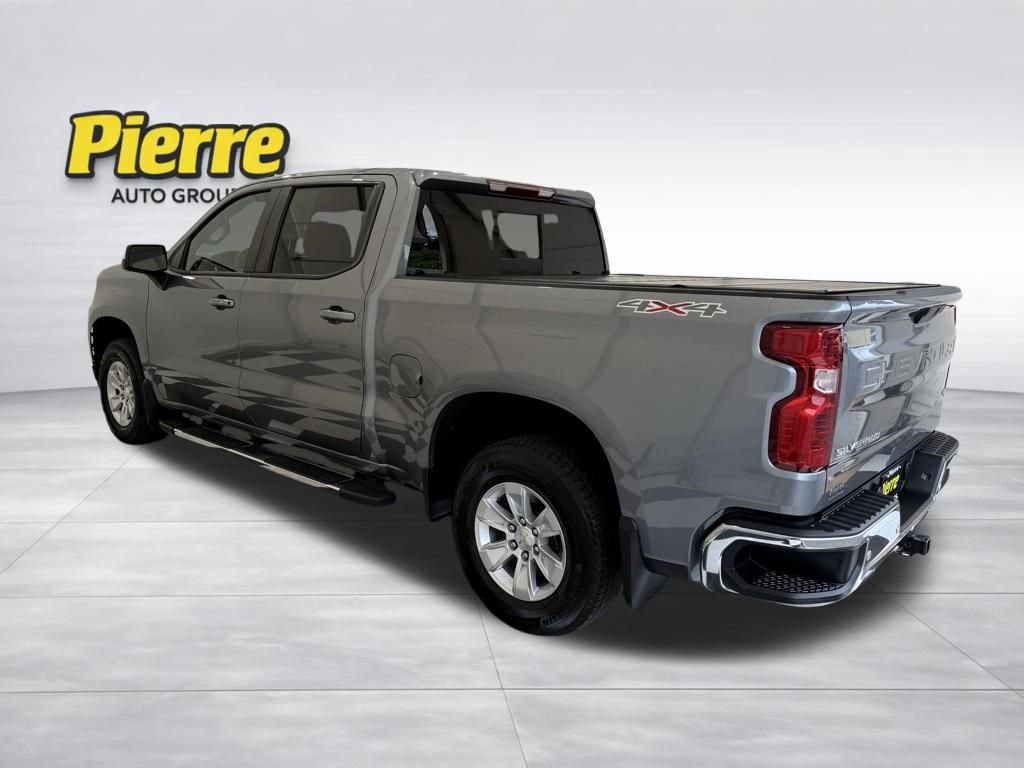 Used 2022 Chevrolet Silverado 1500 LT w/ Convenience Package II AWD/4WD image 2