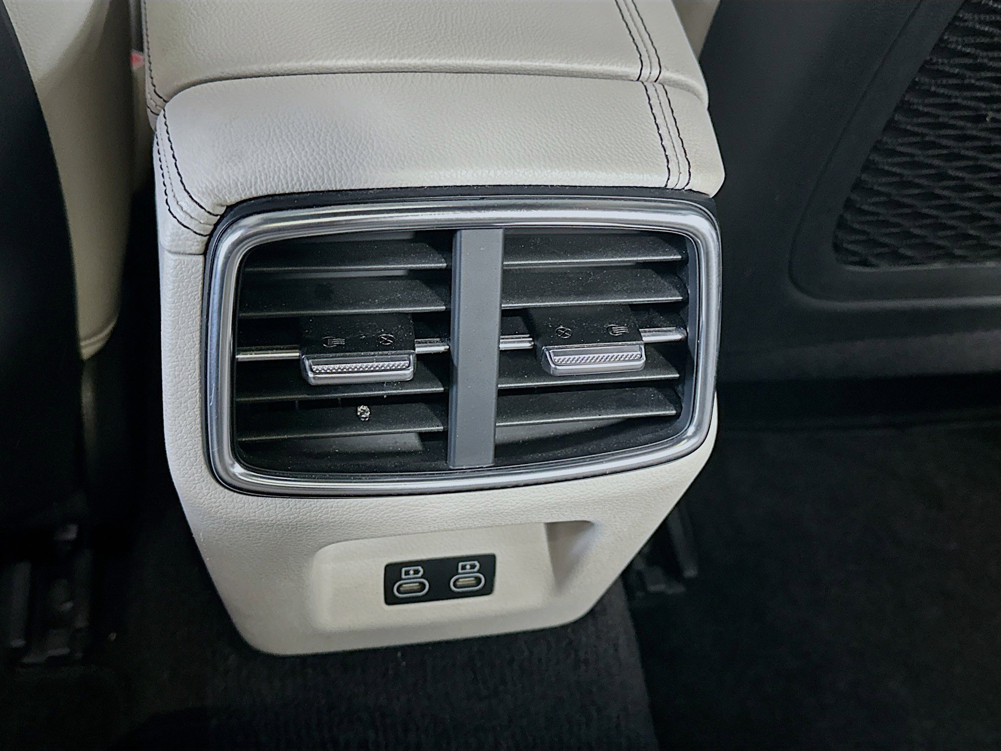 Used 2025 Genesis G70 2.5T image 28