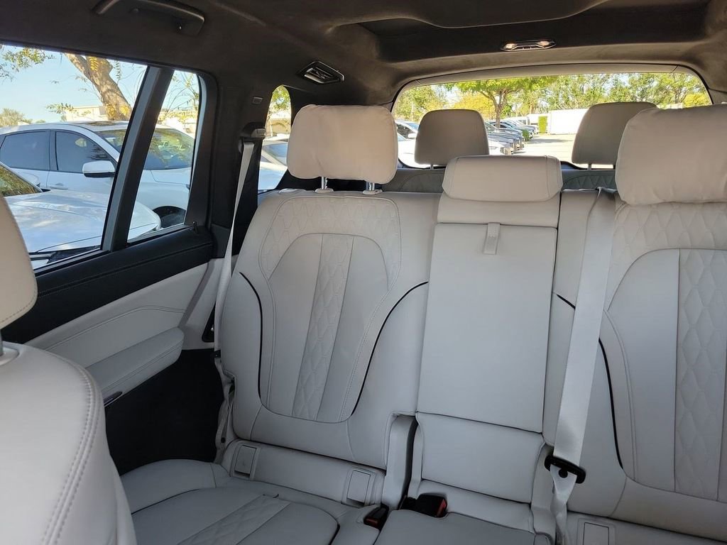 Used 2025 BMW X7 M60i image 4