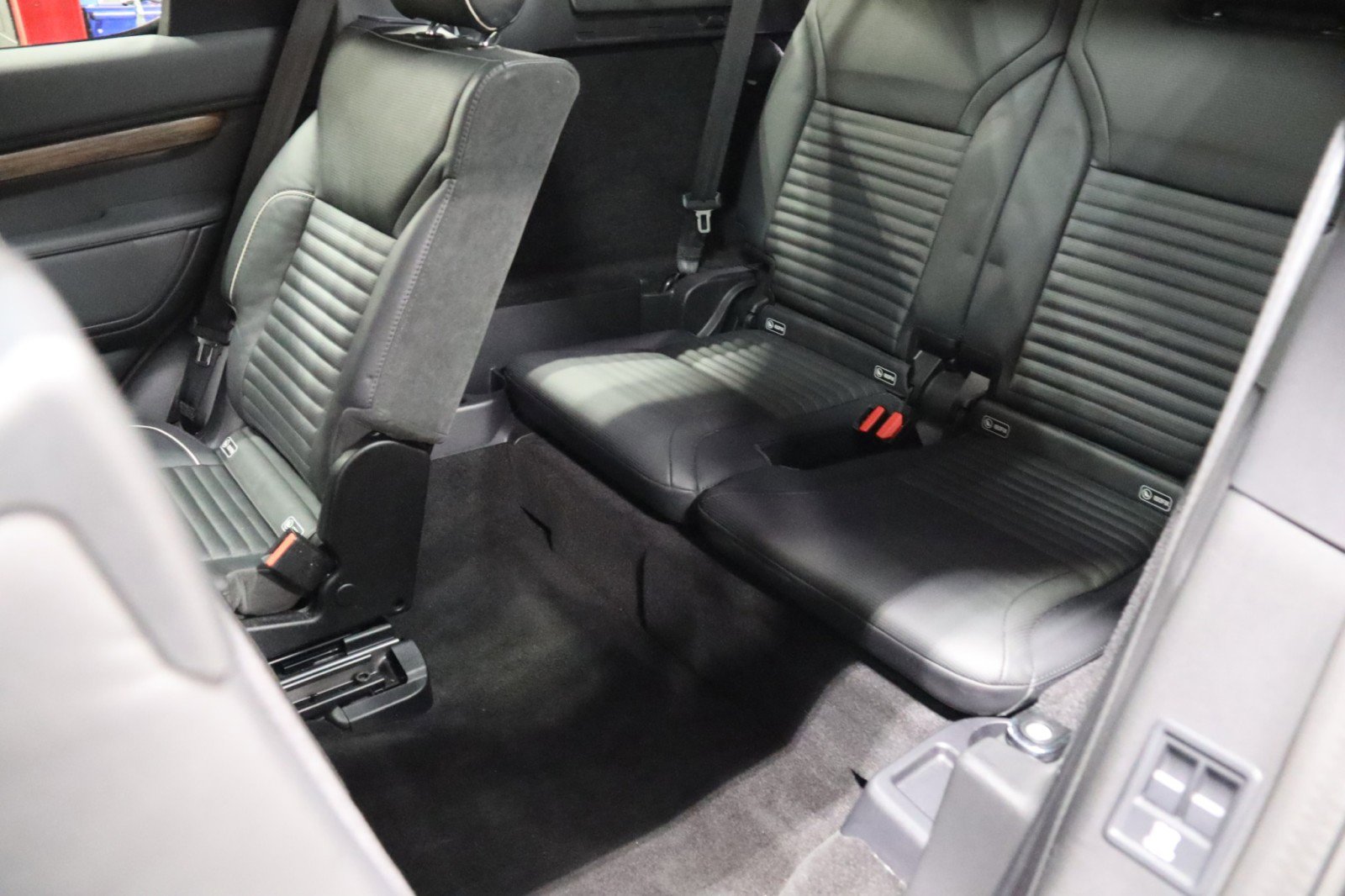 Used 2020 Land Rover Discovery HSE image 43