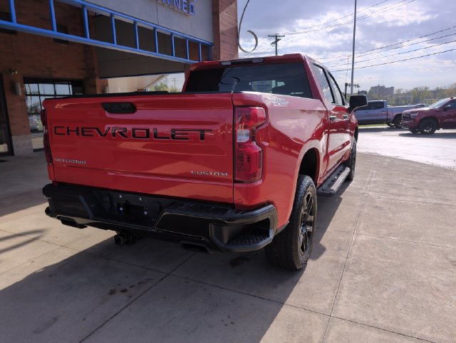 Used 2024 Chevrolet Silverado 1500 Custom Trail Boss w/ LPO, Dark Essentials Package AWD/4WD image 8