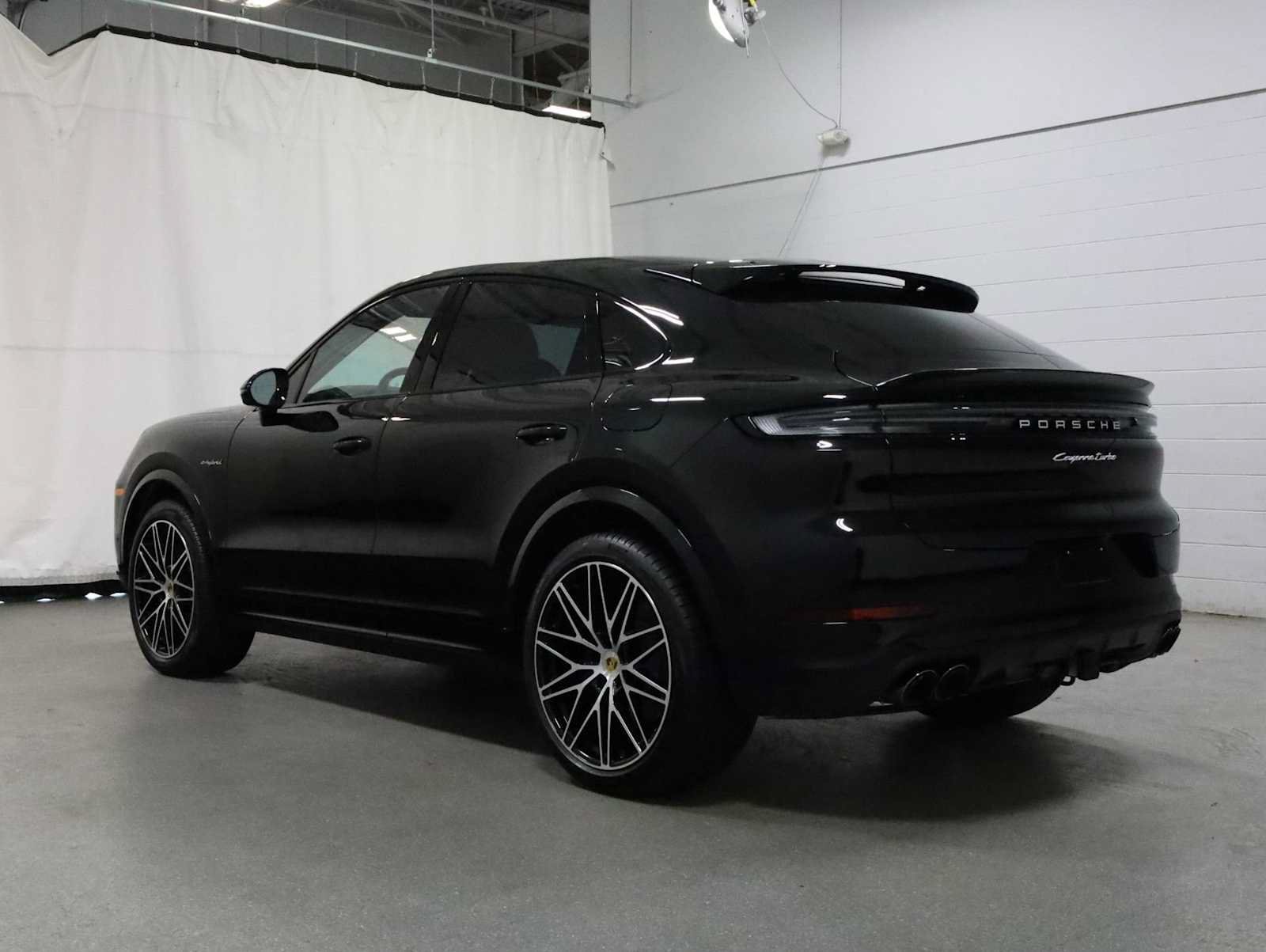 Certified 2024 Porsche Cayenne Turbo AWD/4WD image 3