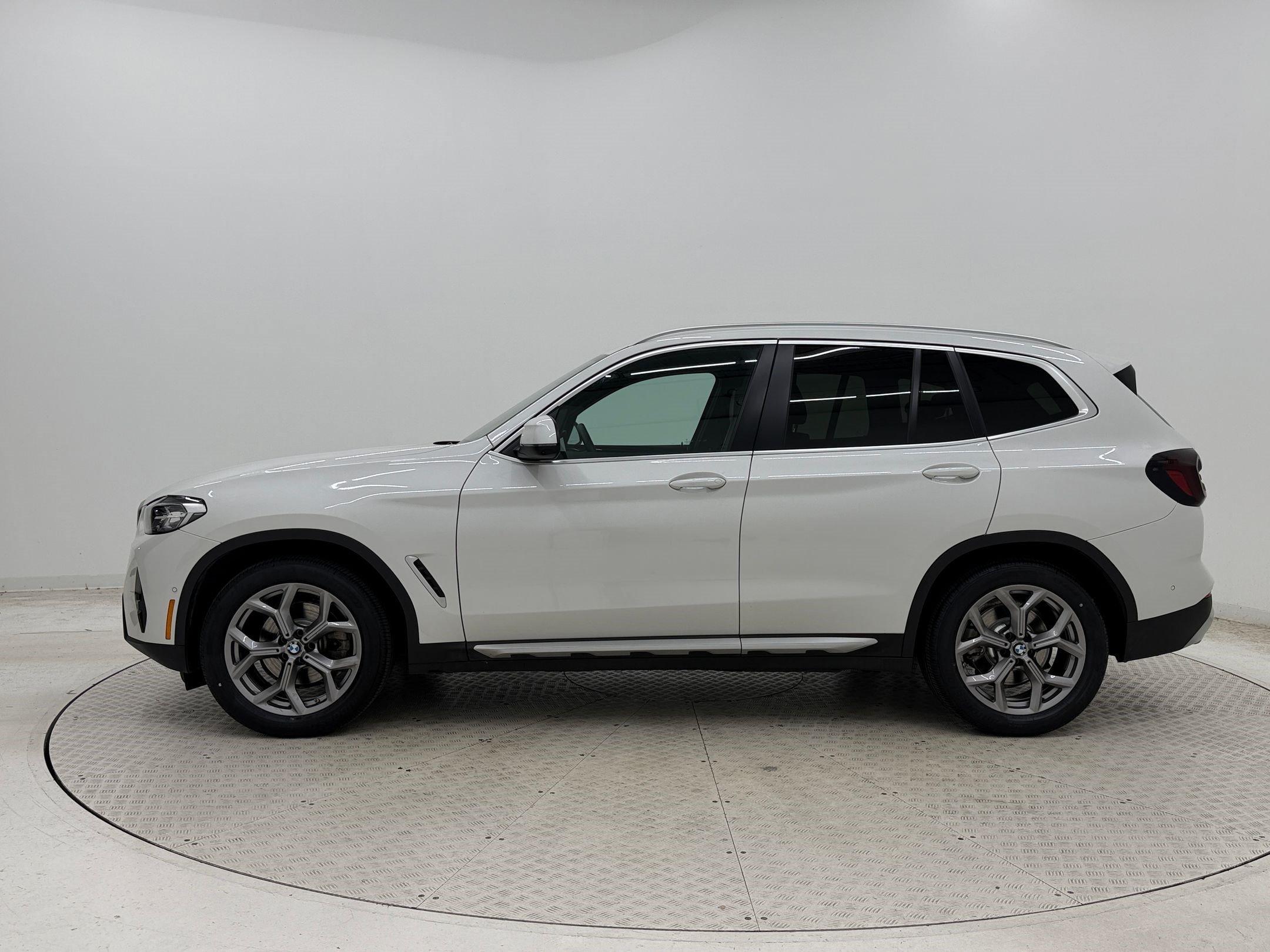 Used 2024 BMW X3 sDrive30i w/ Premium Package RWD image 2