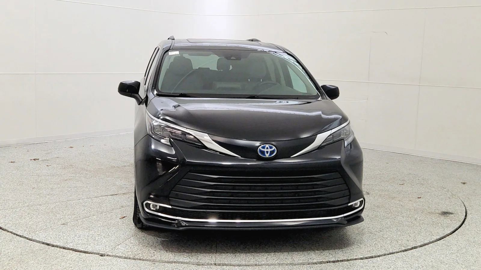 Used 2024 Toyota Sienna XLE image 2