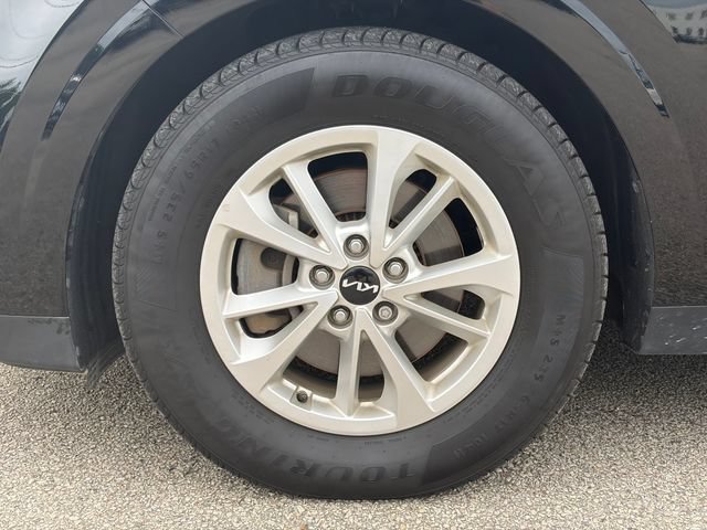 Used 2023 Kia Carnival LX FWD image 2