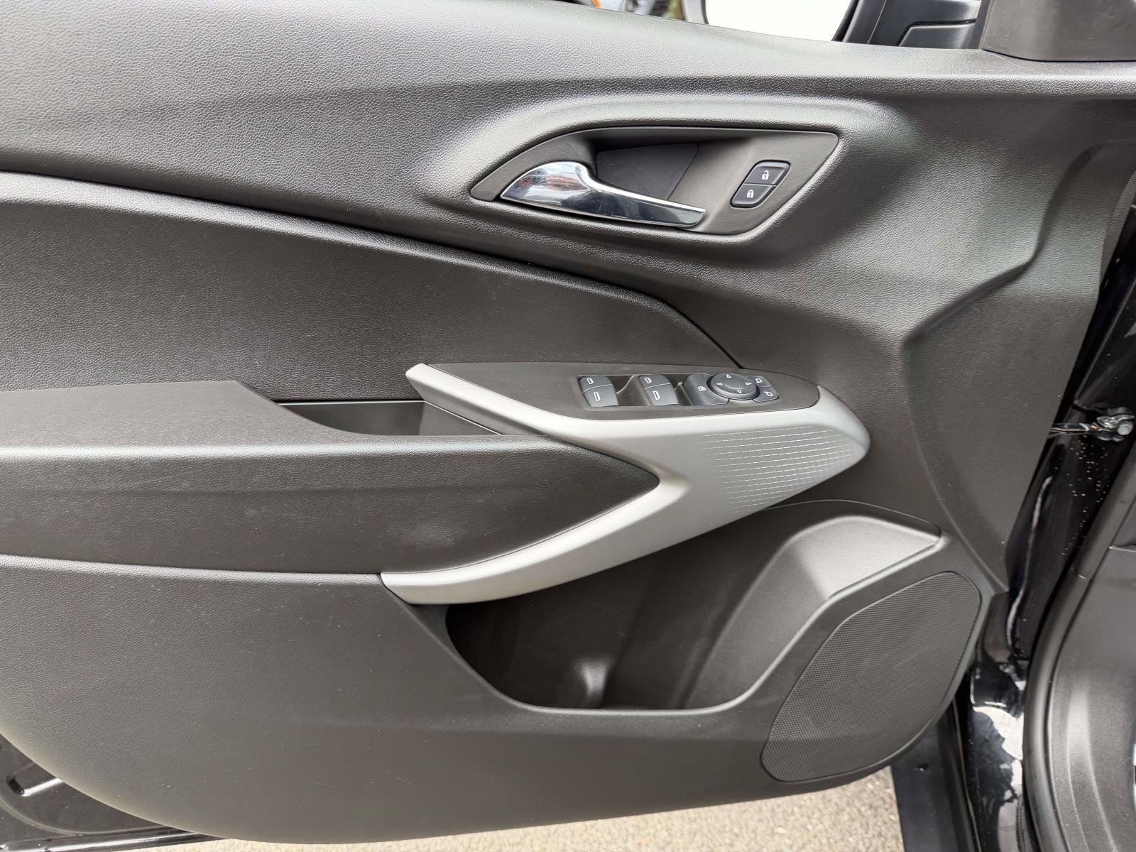 Used 2024 Chevrolet Trax LS w/ LS Convenience Package FWD image 29