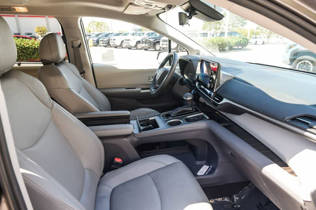 Used 2021 Toyota Sienna Limited FWD image 15