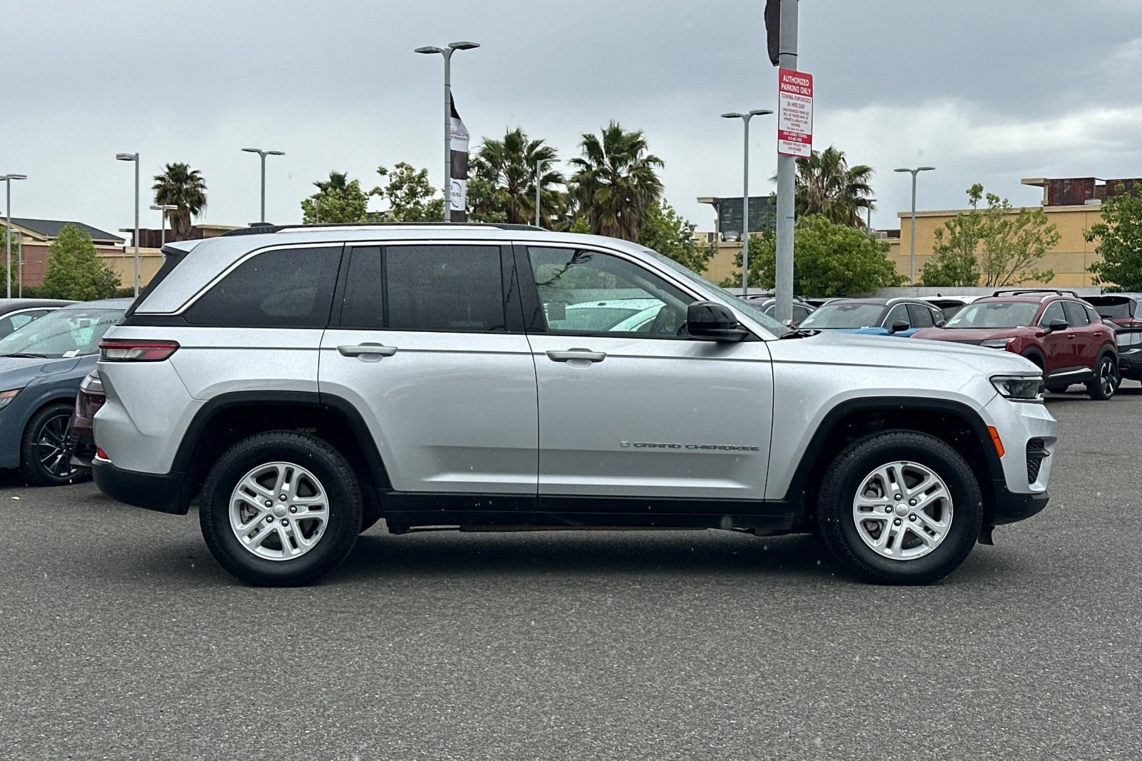Used 2024 Jeep Grand Cherokee Laredo RWD image 3