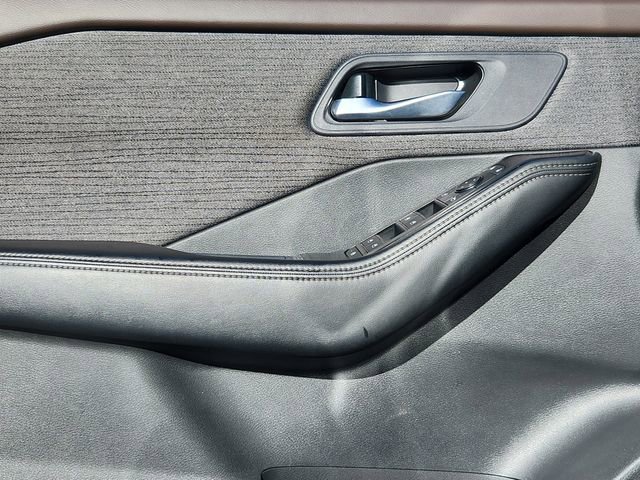 Used 2023 Nissan Rogue SV image 9