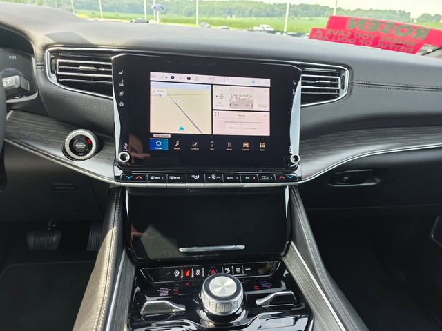 Used 2023 Jeep Wagoneer Series III w/ Preferred Equipment Group image 18