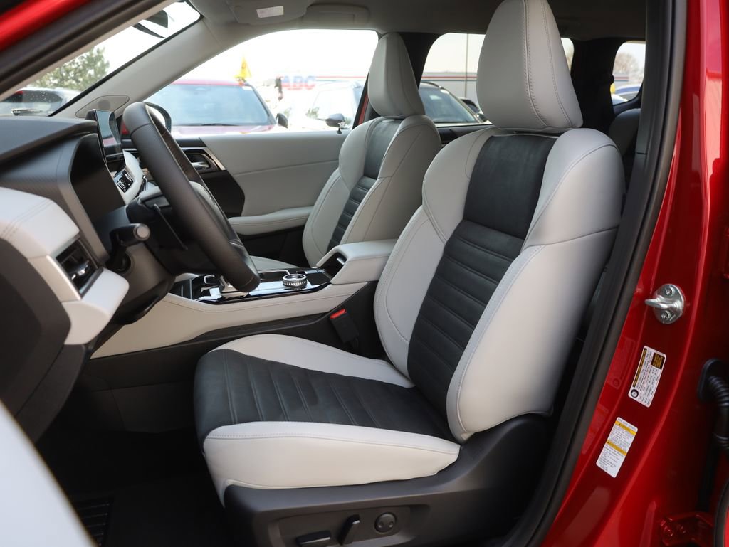 New 2025 Mitsubishi Outlander SE image 32