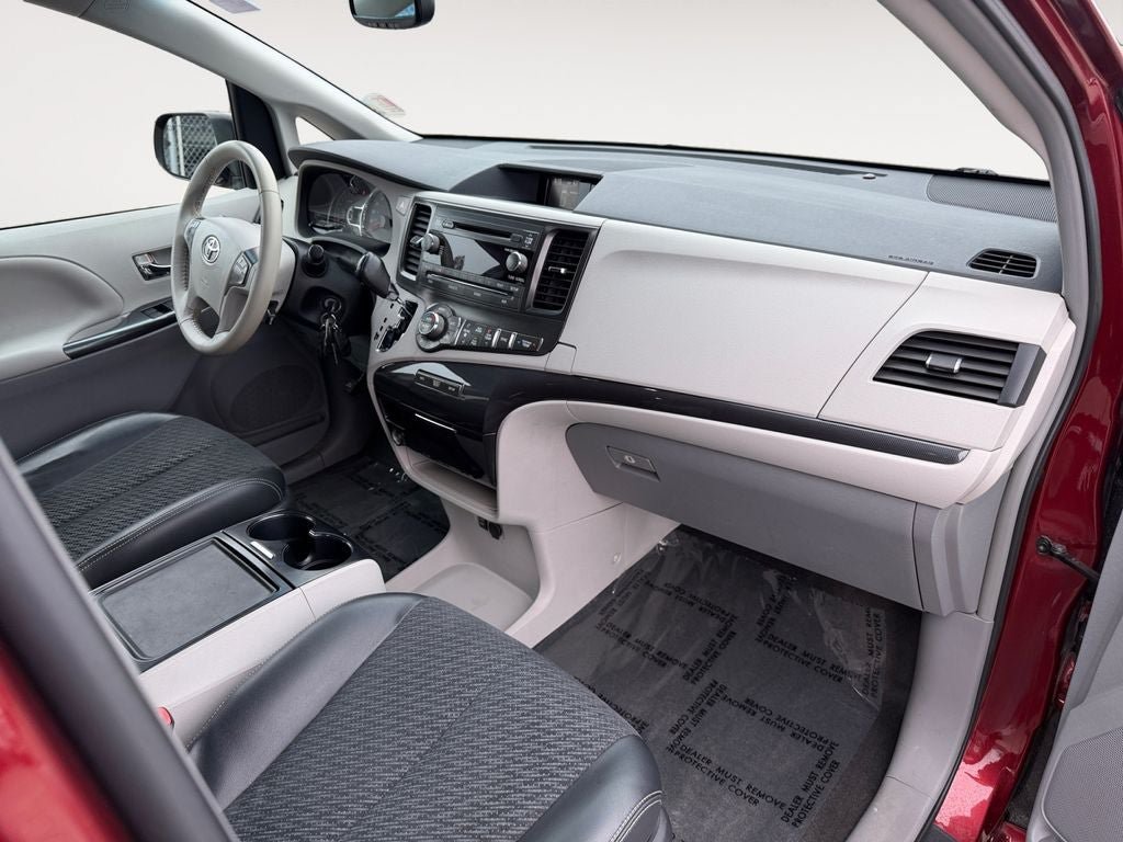 Used 2013 Toyota Sienna SE FWD image 26