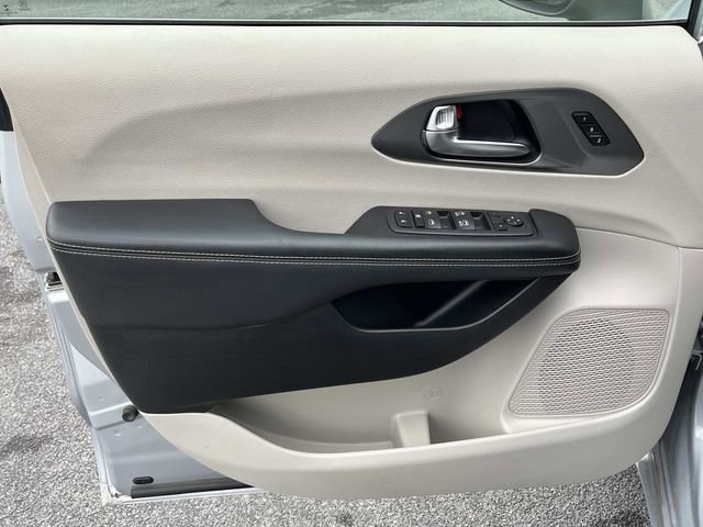 Used 2023 Chrysler Pacifica Touring-L AWD/4WD image 26