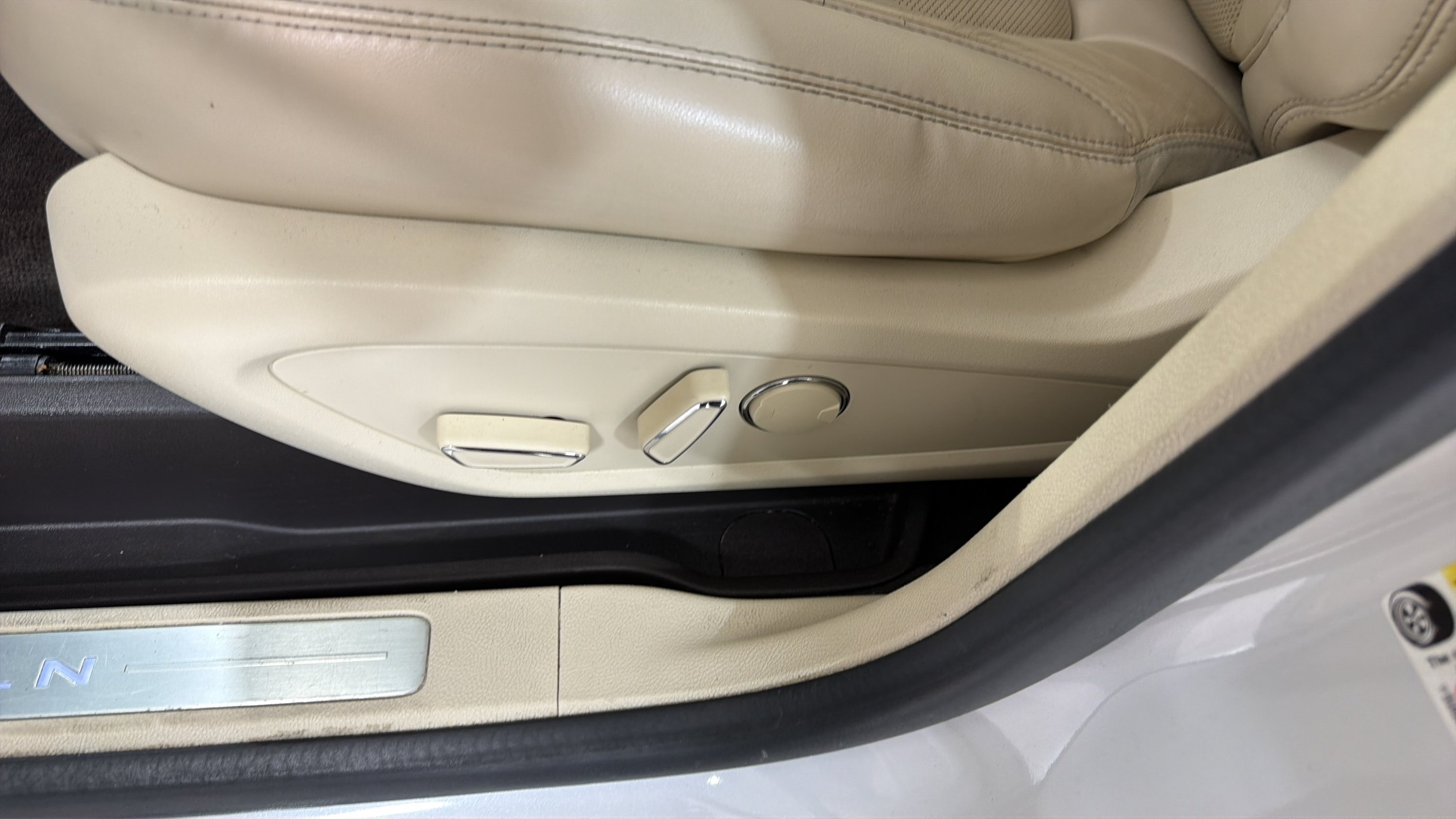 Used 2015 Lincoln MKC FWD w/ Equipment Group 101A Select image 10